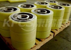 Polyurethane track wheels with low vibration rate and resistance to deformation